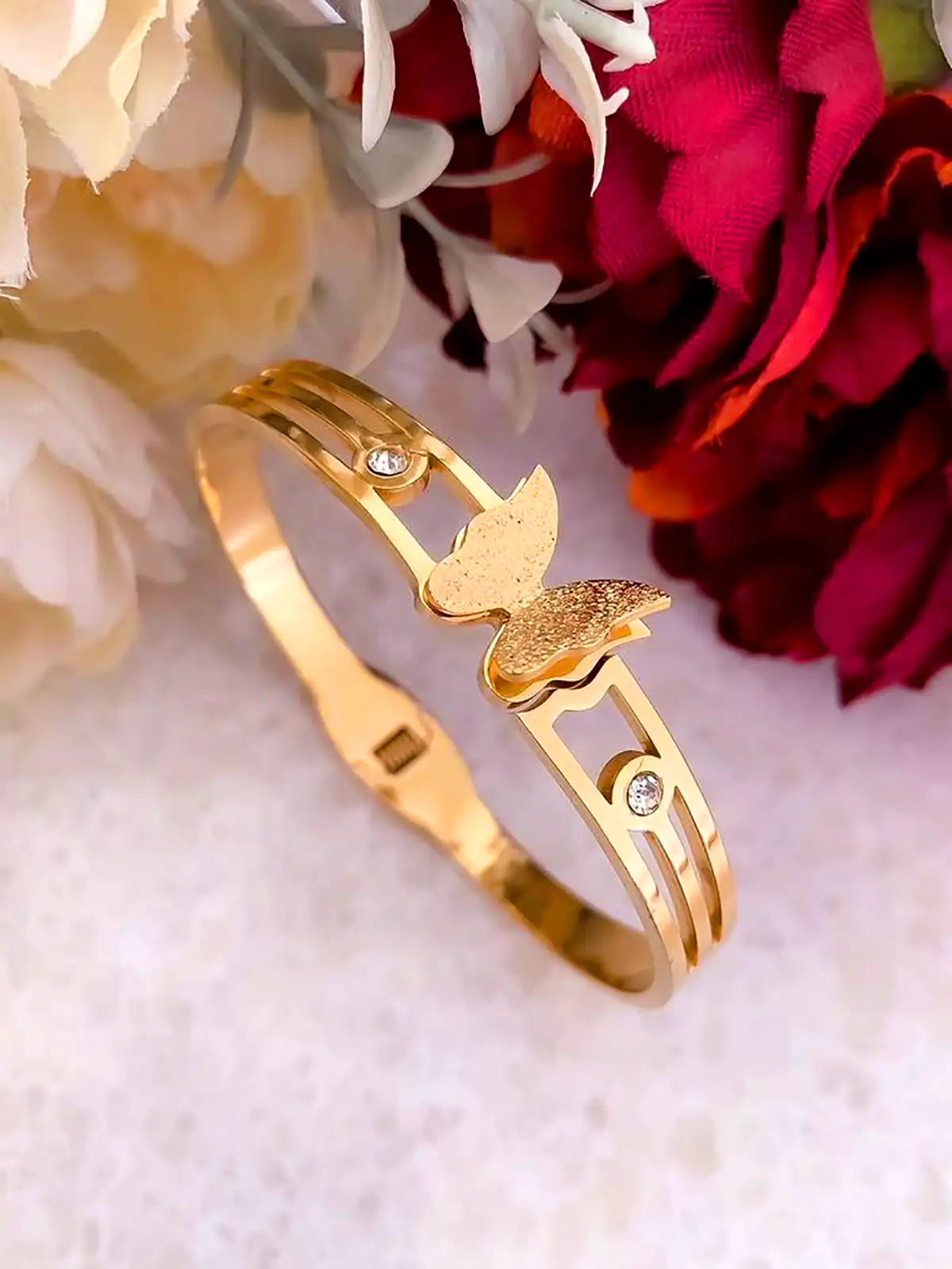 دستبند طرح پروانه نگین دار طلایی