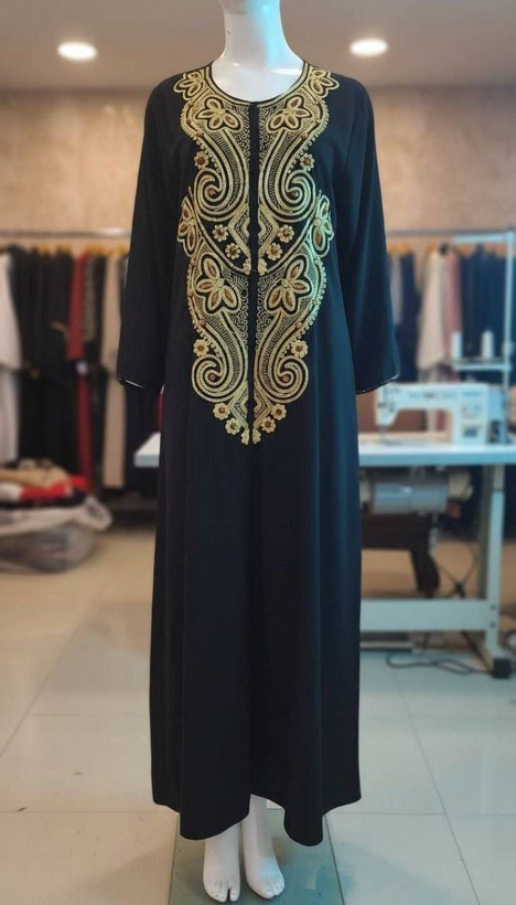 ماکسی مشکی با گلدوزی طلایی روی مانکن